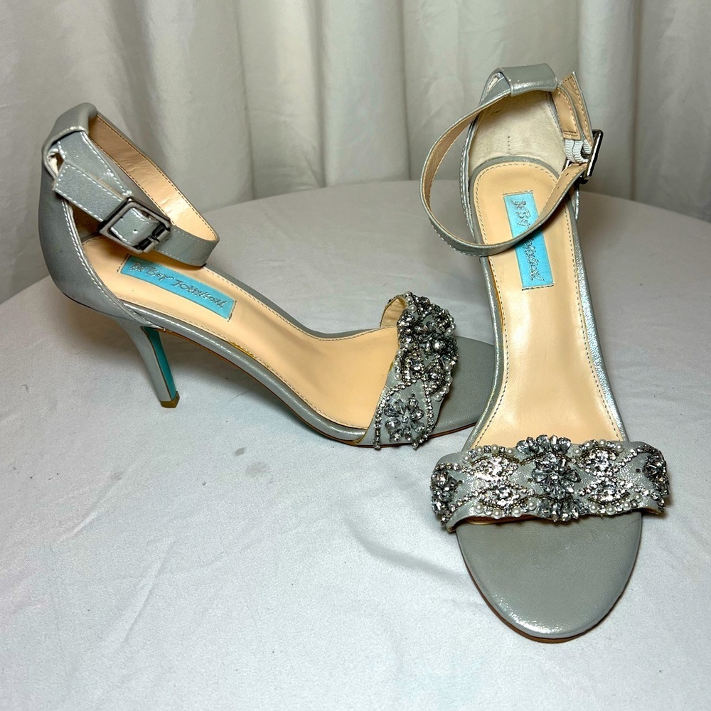 Betsey Johnson SB Gina Bridal Heels - Silver with Blue Bottoms - Size 8.5 - EUC